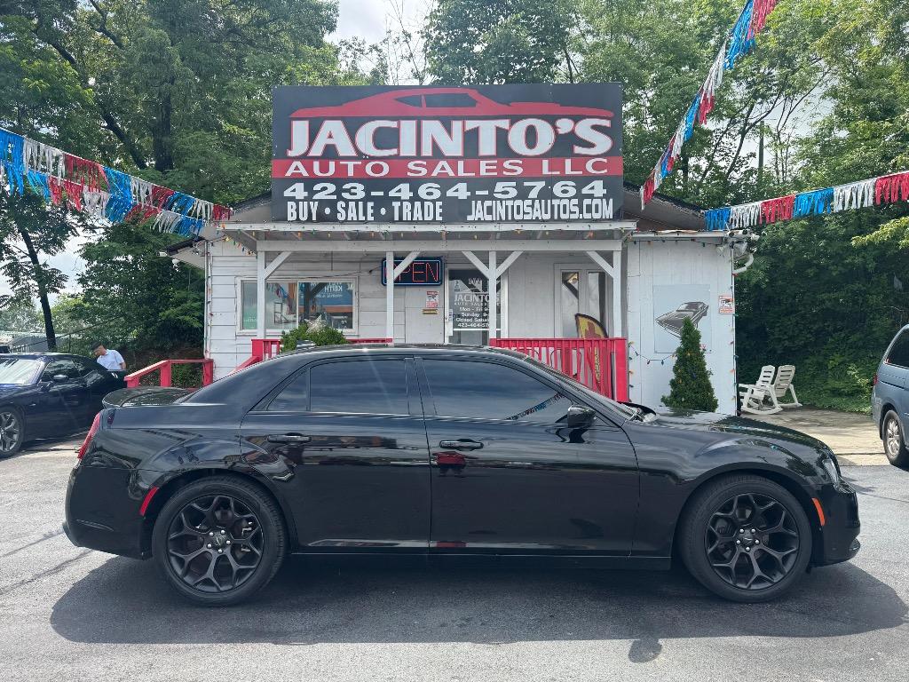 2019 Chrysler 300 Touring's photo